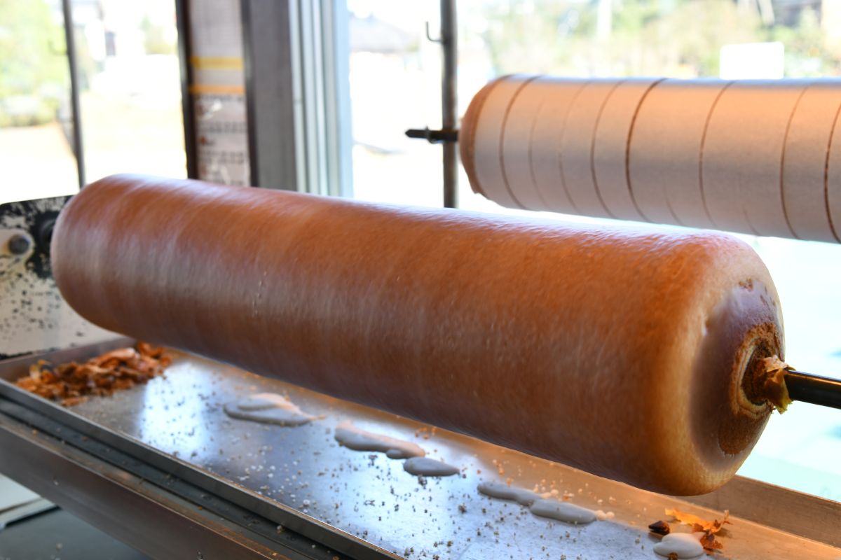 職人技により深い味わいと優しい口どけのバームクーヘンが作られる