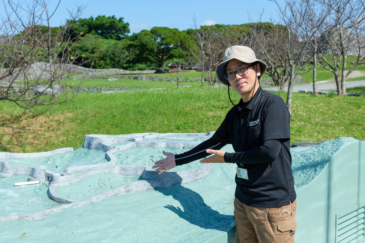 今帰仁城跡立体模型と玉城さん