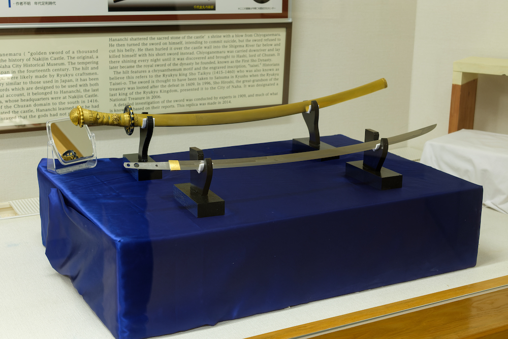 金色に輝く千代金丸（レプリカ）