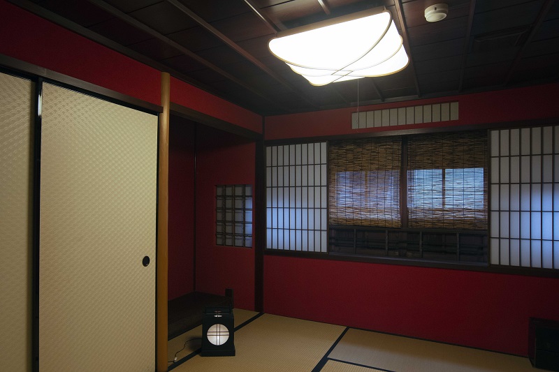 「暗がり坂」に続く茶屋街の趣ある細い路地を眺められる「奥の間」