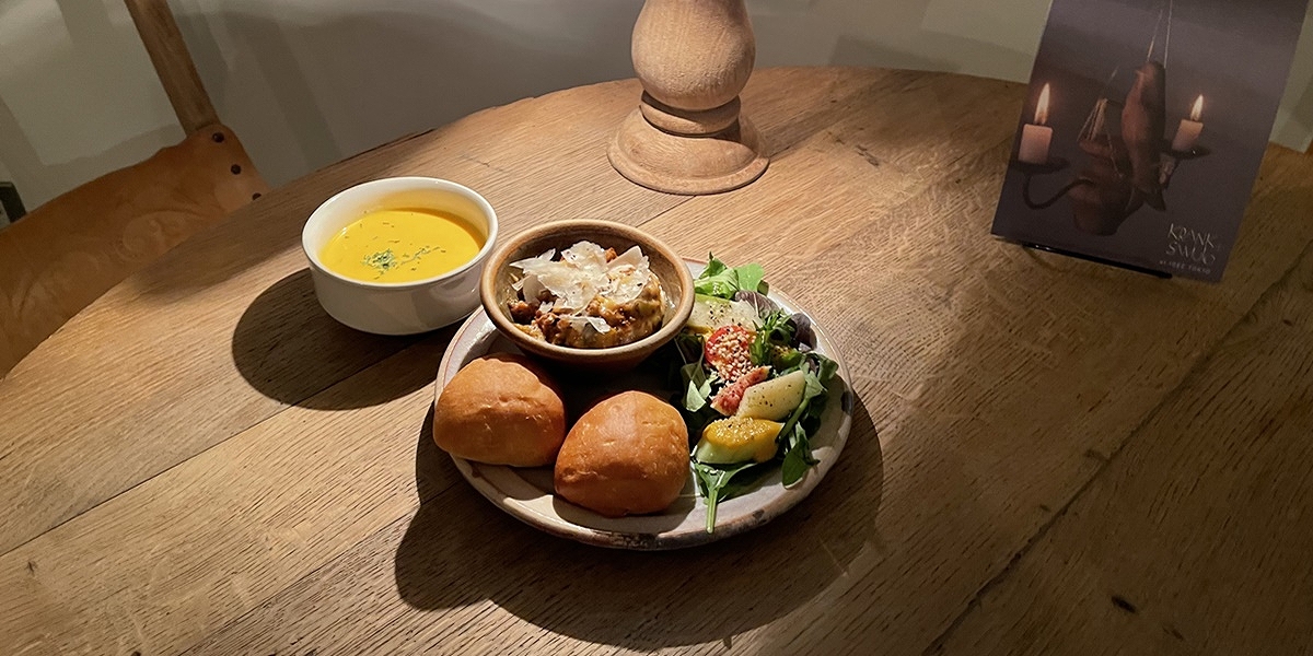 三鷹の昭和レトロなビルにカフェ「319」がオープン！時代も国も超えた空間で味わう料理やスイーツは絶品