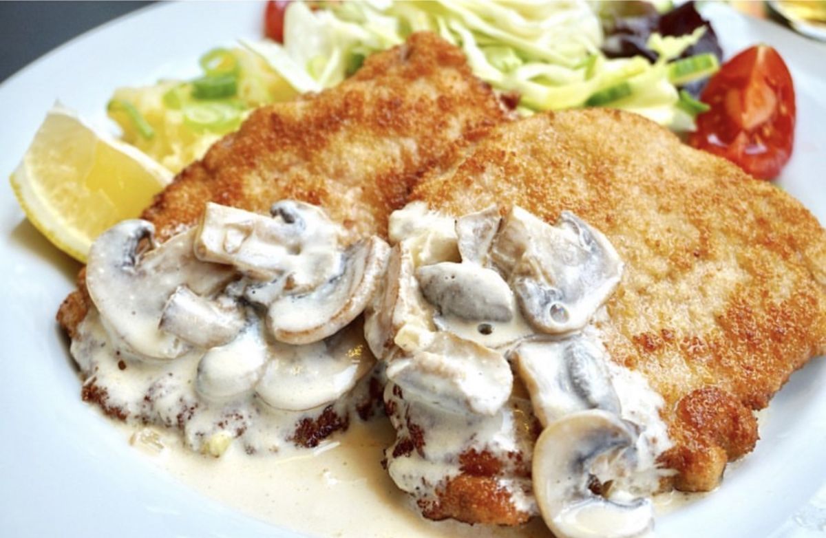 「イエガーシュニッツェル(きのこクリームソース)」／SPATEN シュパーテン　1400円