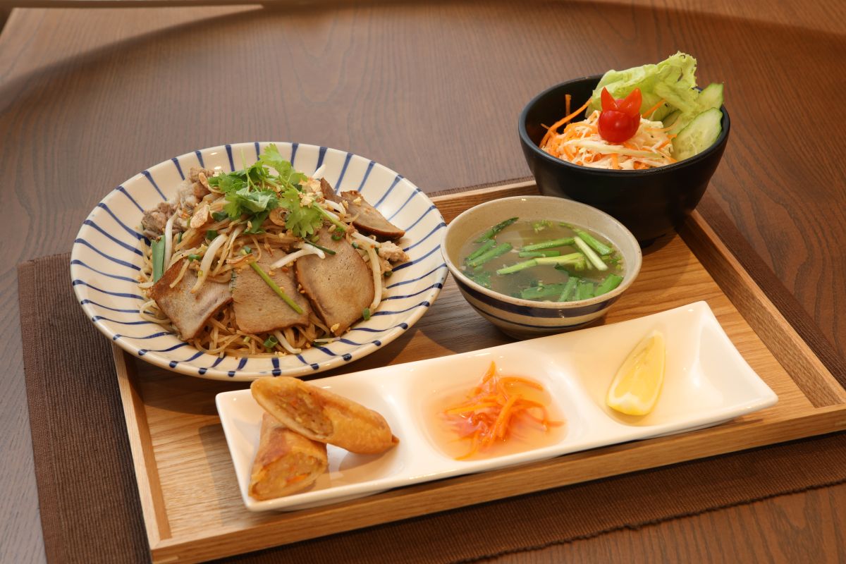 ランチセット C 汁なし豚肉フーティウ（スープ付き）1000円 ※ミニサラダ、揚げ春巻き付