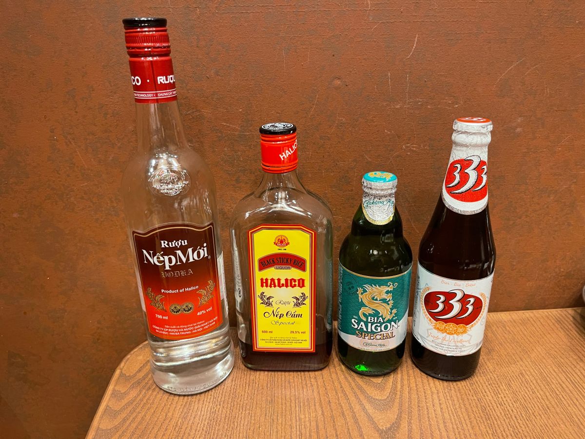 （左から）ネプモイ、ネプカム ともにボトル3000円／グラス 480円、ビアサイゴン（瓶） 680円、333（瓶）680円