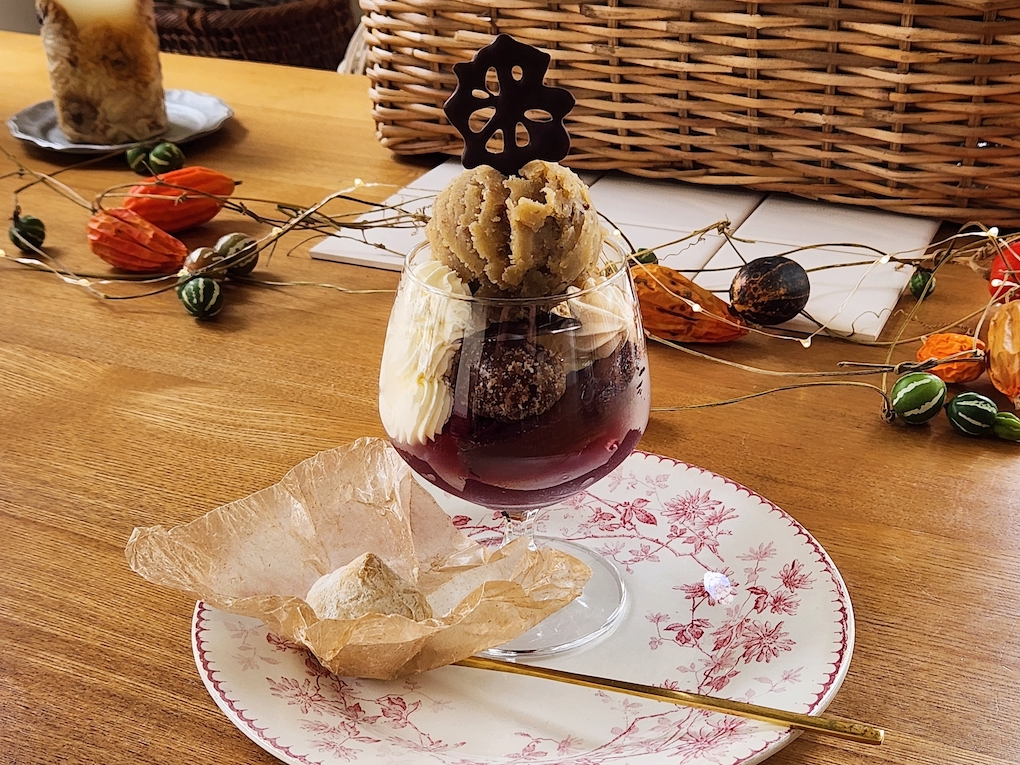 「大人の栗拾い（和栗のイートンメス）」1800円。