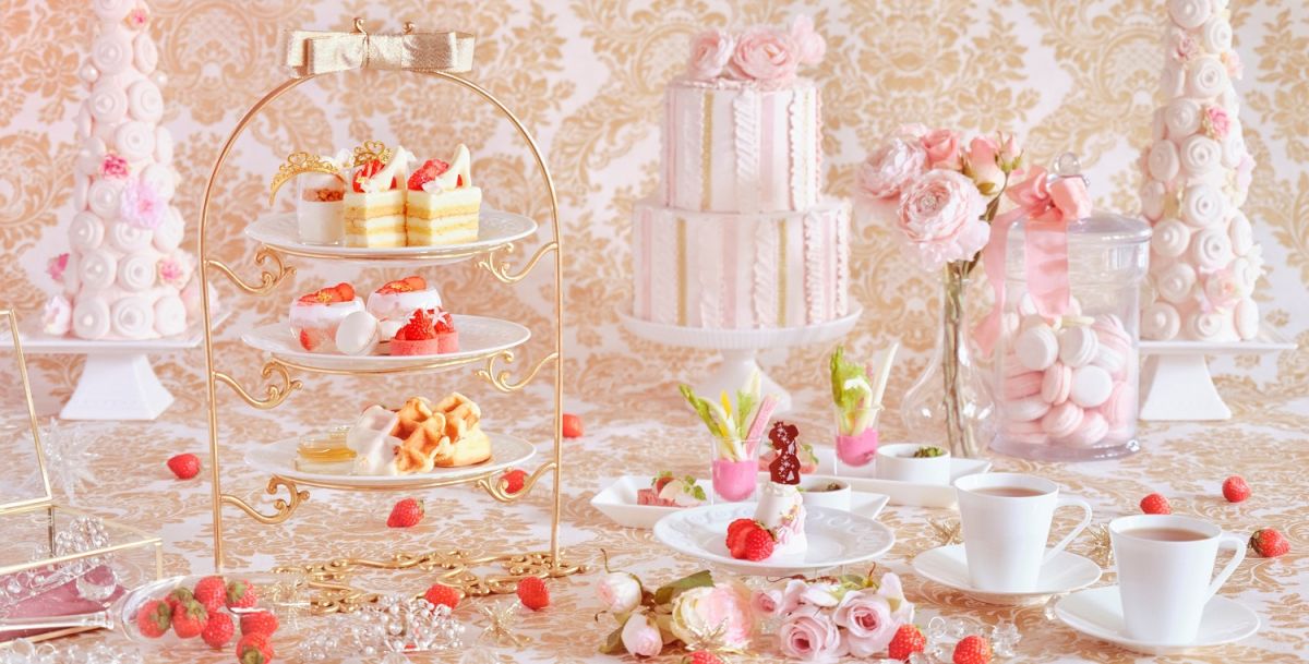 【レストラン VINO BUONO青山／セントグレース大聖堂】「ストロベリー・アフタヌーンティー～プリンセスのスイートティーパーティー～」はお姫様のクリスマスパーティーをいちごスイーツで表現！