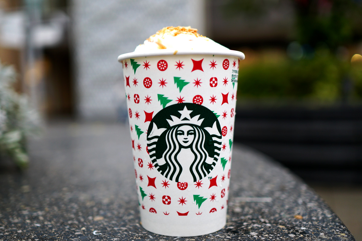 「バターキャラメル ミルフィーユ ラテ」（Hot/Iced）Short 540円 Tall 579円 Grande 624円 Venti® 668円（持ち帰り）／Short ¥550円 Tall 590円 Grande 635円 Venti® 680円（店内利用）