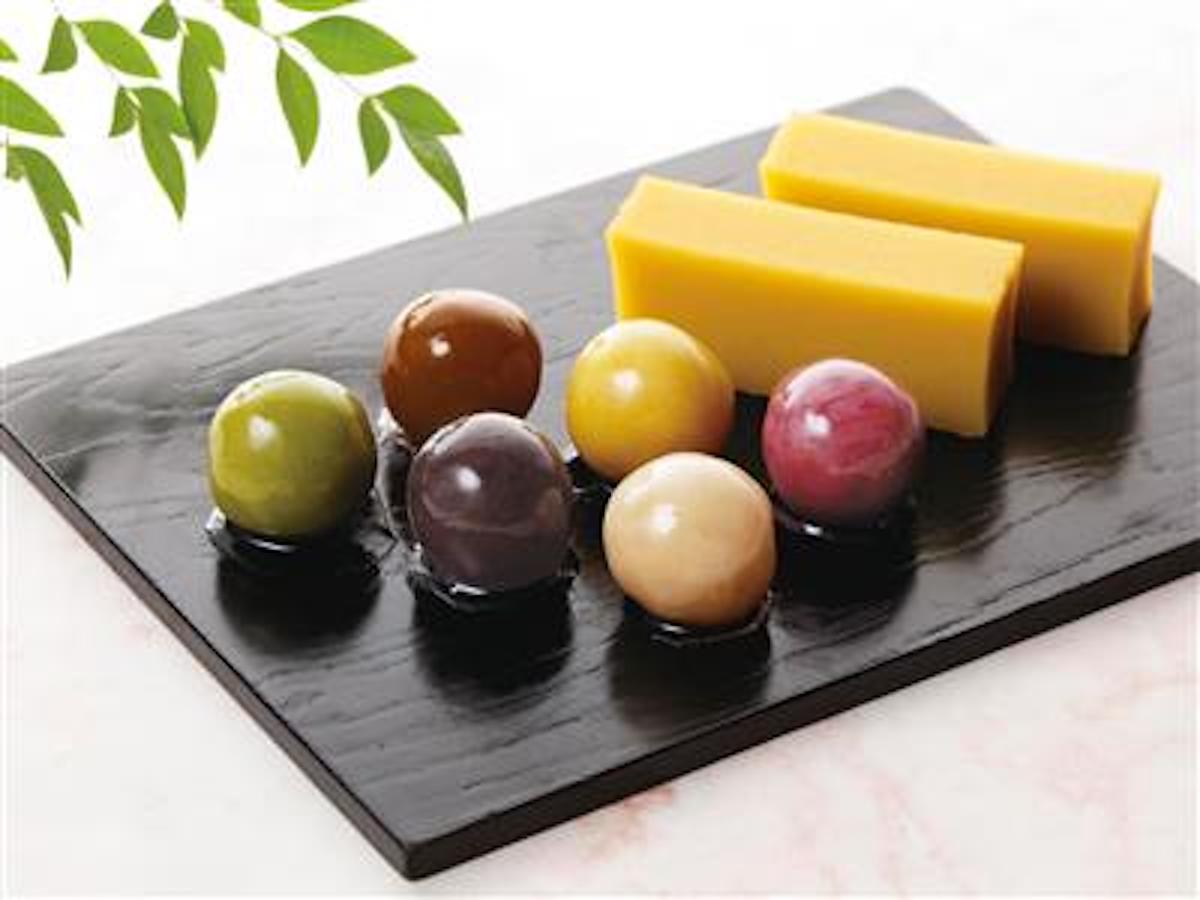 「あんこ玉」9個箱入り 777円～、「芋ようかん」5本詰箱入り 864円～ ※別途、各ばら売りあり