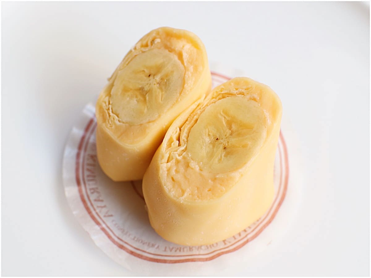 「バナナケーキ」302円（お持ち帰り）、「ケーキセット」（イートイン、ドリンク付き）880円