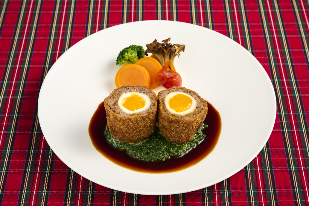 「国産牛スコッチエッグ ケールとほうれん草のクリーム添え マデラソース」