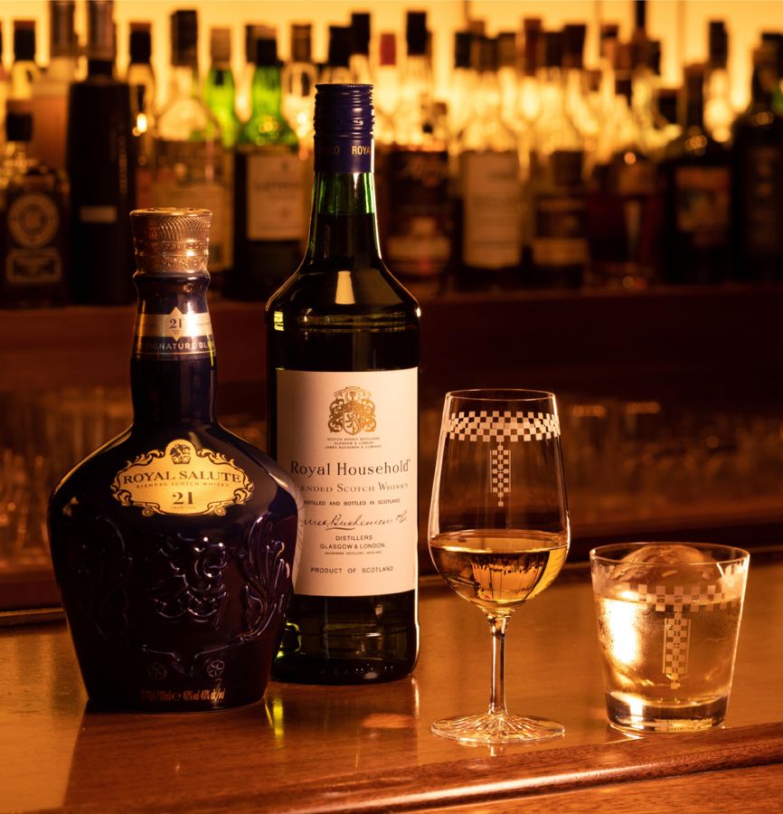 左から「ロイヤルハウスホールド」1ショット6330円、「ロイヤルサルート」1ショット4030円、「シップスミス＆トニック」2560円