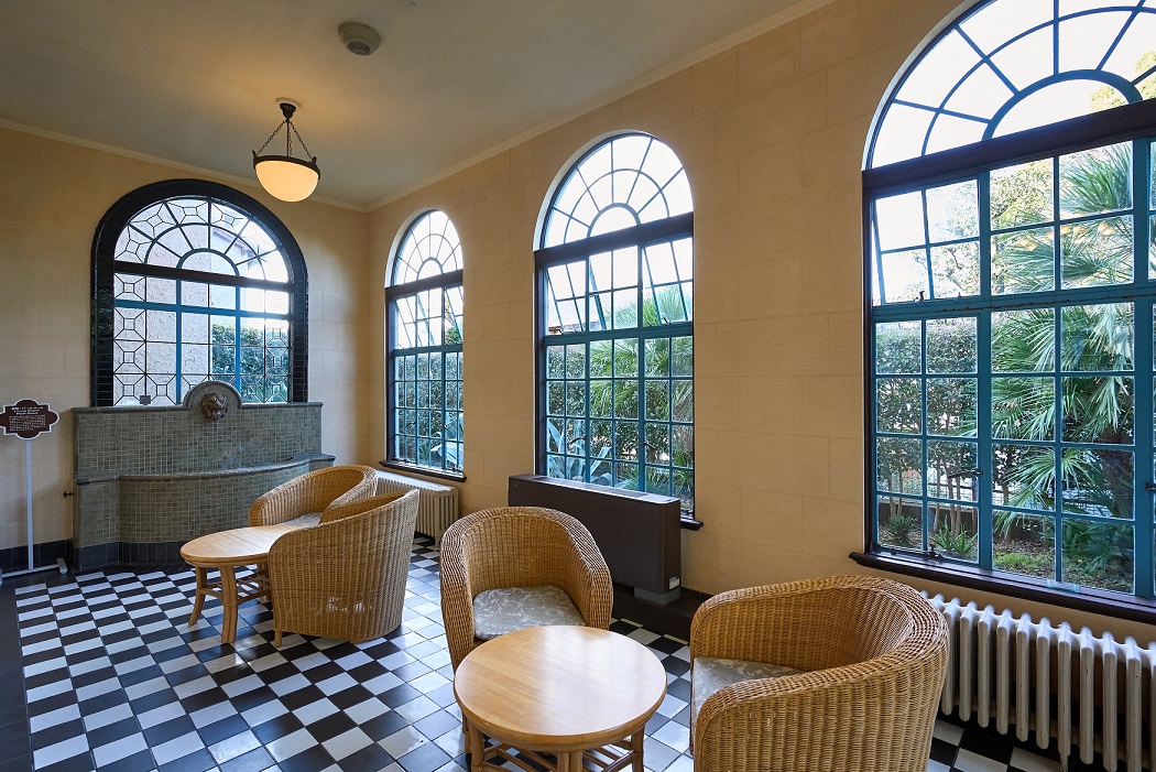 休憩室として使われていたパームルーム。アーチの窓が印象的です。