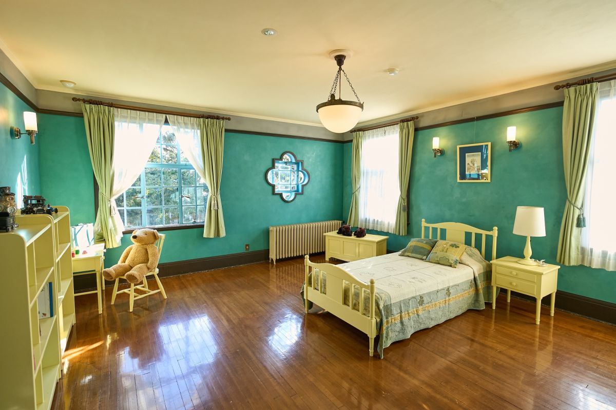 山手の西洋館で唯一子どもの部屋として設計された令息寝室。くまのぬいぐるみやグリーンの壁などかわいいお部屋にキュン！