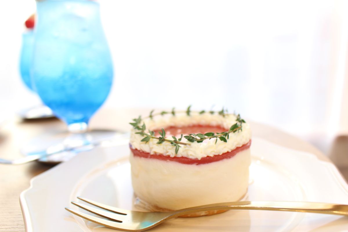 （写真手前）「ストロベリーレアチーズケーキ」880円、（写真奥）「空色のクリームソーダ」880円