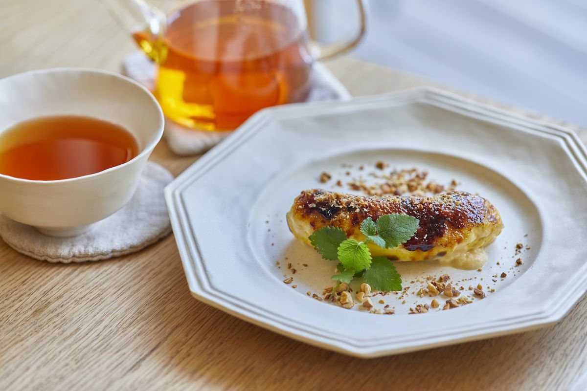 バナナと木の実のブリュレ770円　有機紅茶715円