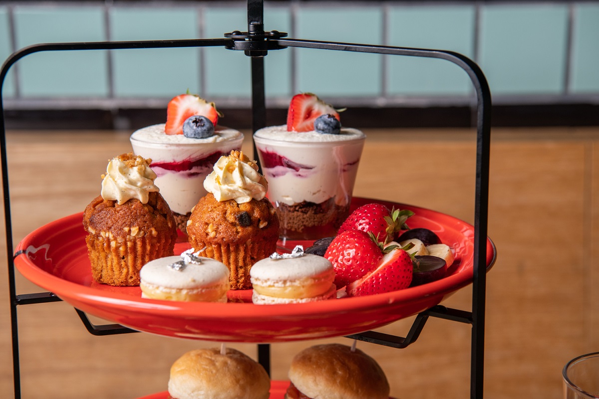 【上段】いちごのミニパフェ、フルーツ盛り合わせ、キャラメルバナナマフィン、マカロン