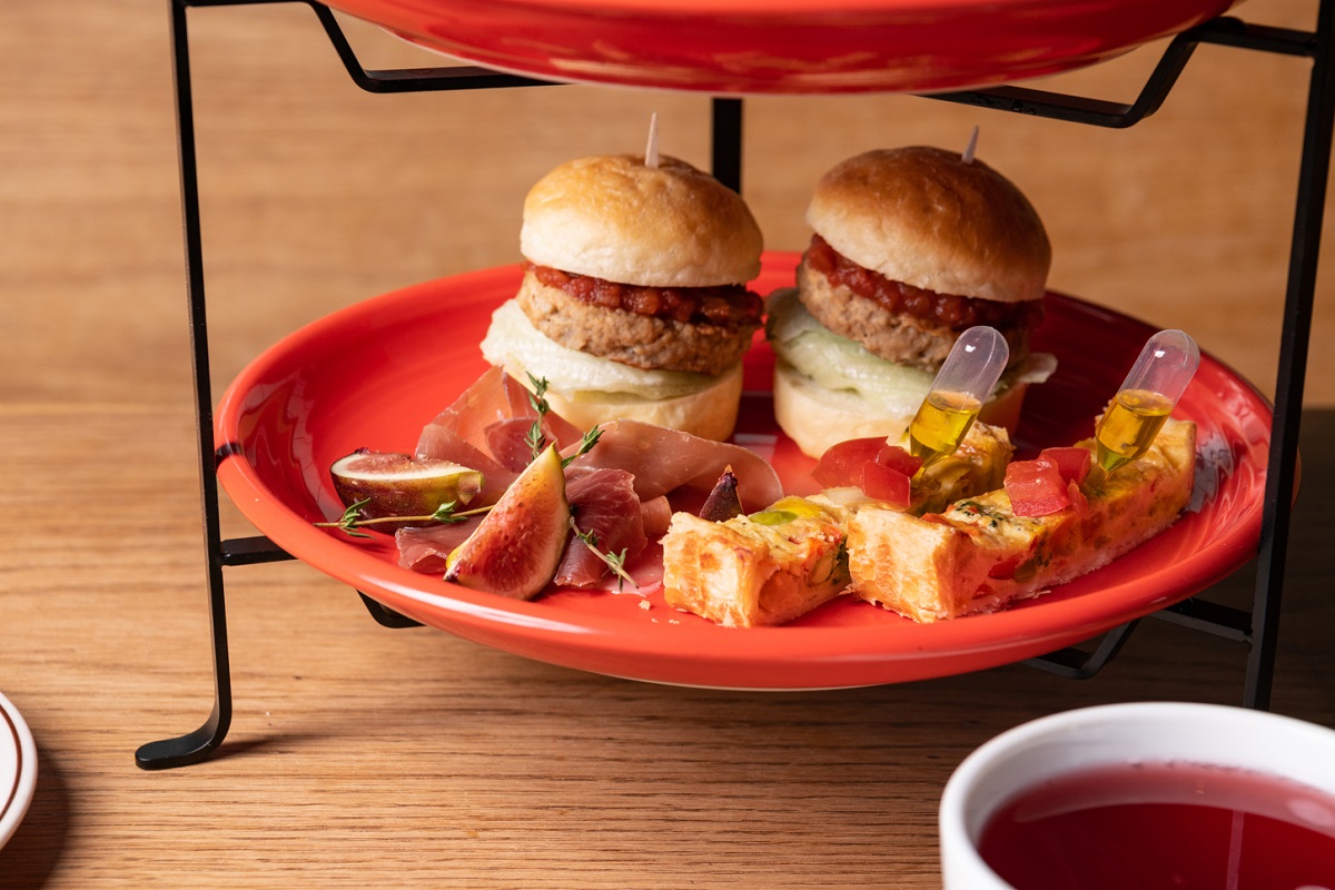 【下段】ミニバーガー、生ハムとイチジク、ベジタブルキッシュ