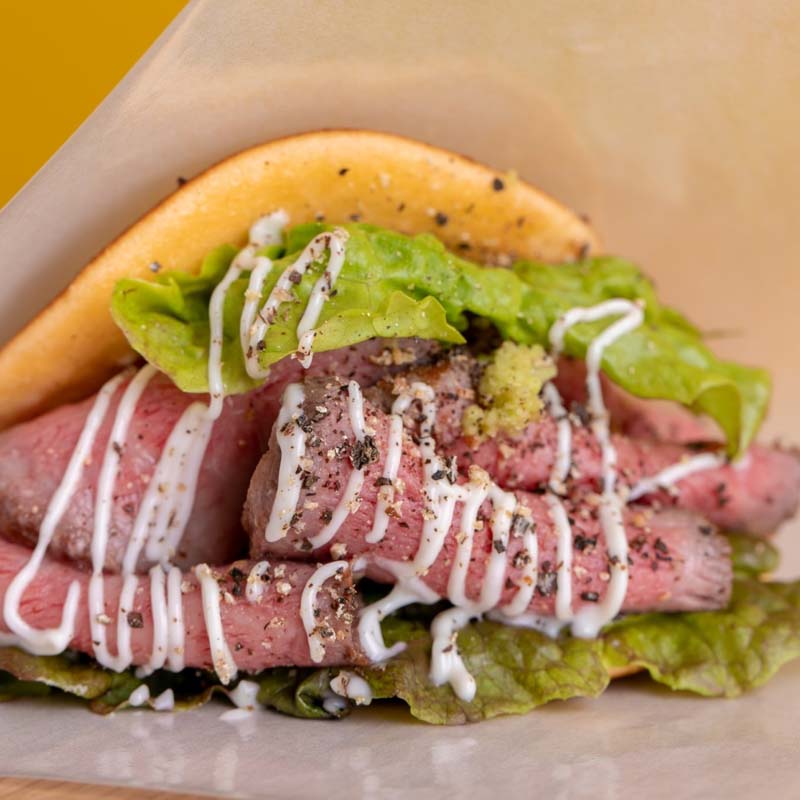 「どらサンド」 蔵王牛ローストビーフ 980円。どら焼きの皮でローストビーフをサンドした、あまじょっぱさがたまらない一品