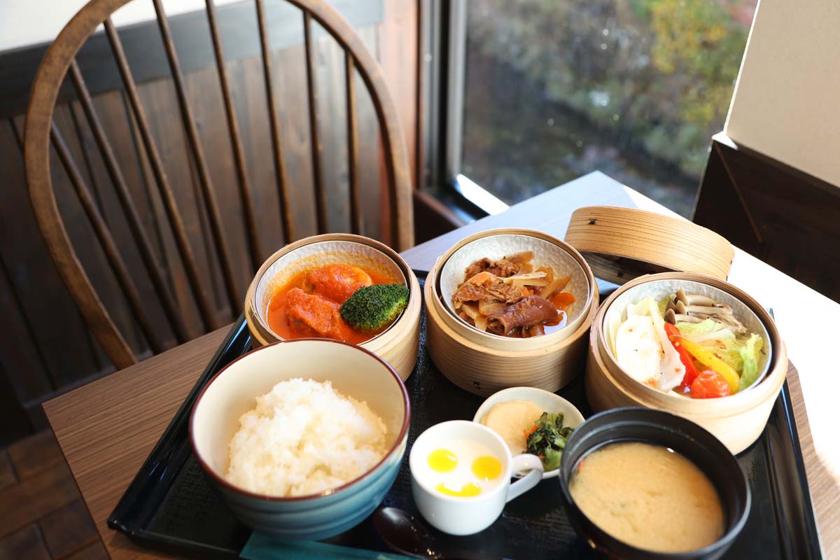 「湯けむり定食」1400円（本館古勢起屋宿泊者は800円）。せいろ3品、味噌汁、山形米つや姫、漬物、甘味がついてボリューム満点