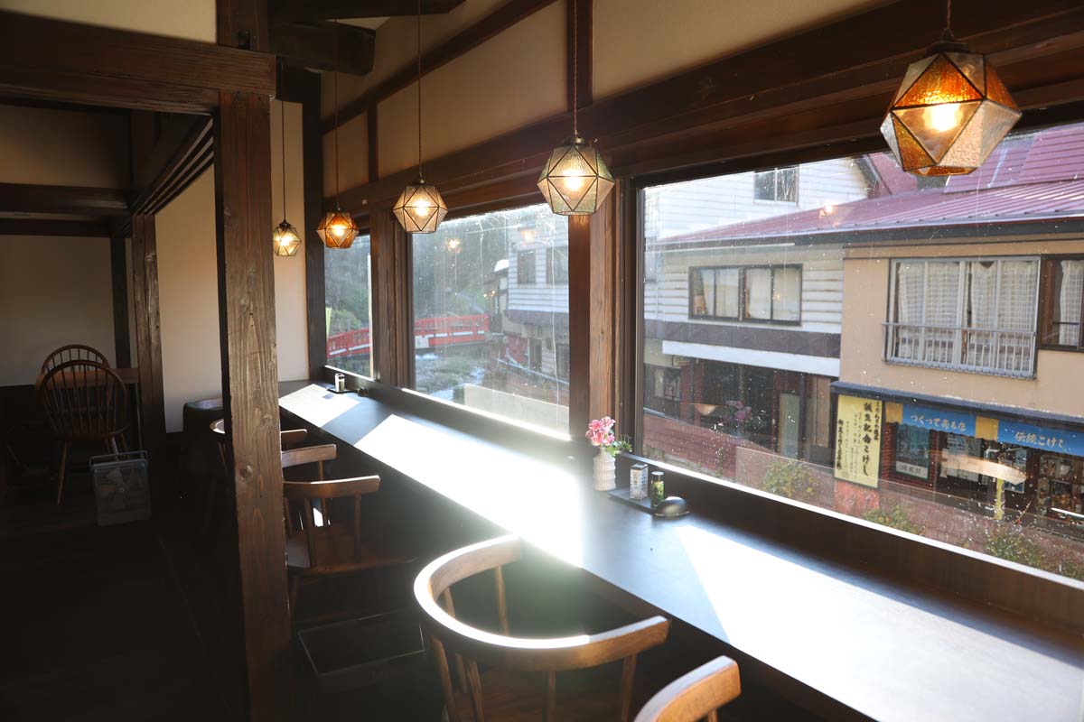 カウンター席、テーブル席のほか半個室もある