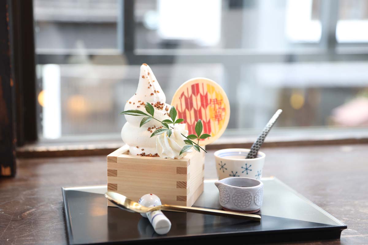 「蕎麦ソフトクリーム黒みつきなこがけ」820円。ソフトクリームの下にはポン菓子や生クリーム、黒みつが隠れている