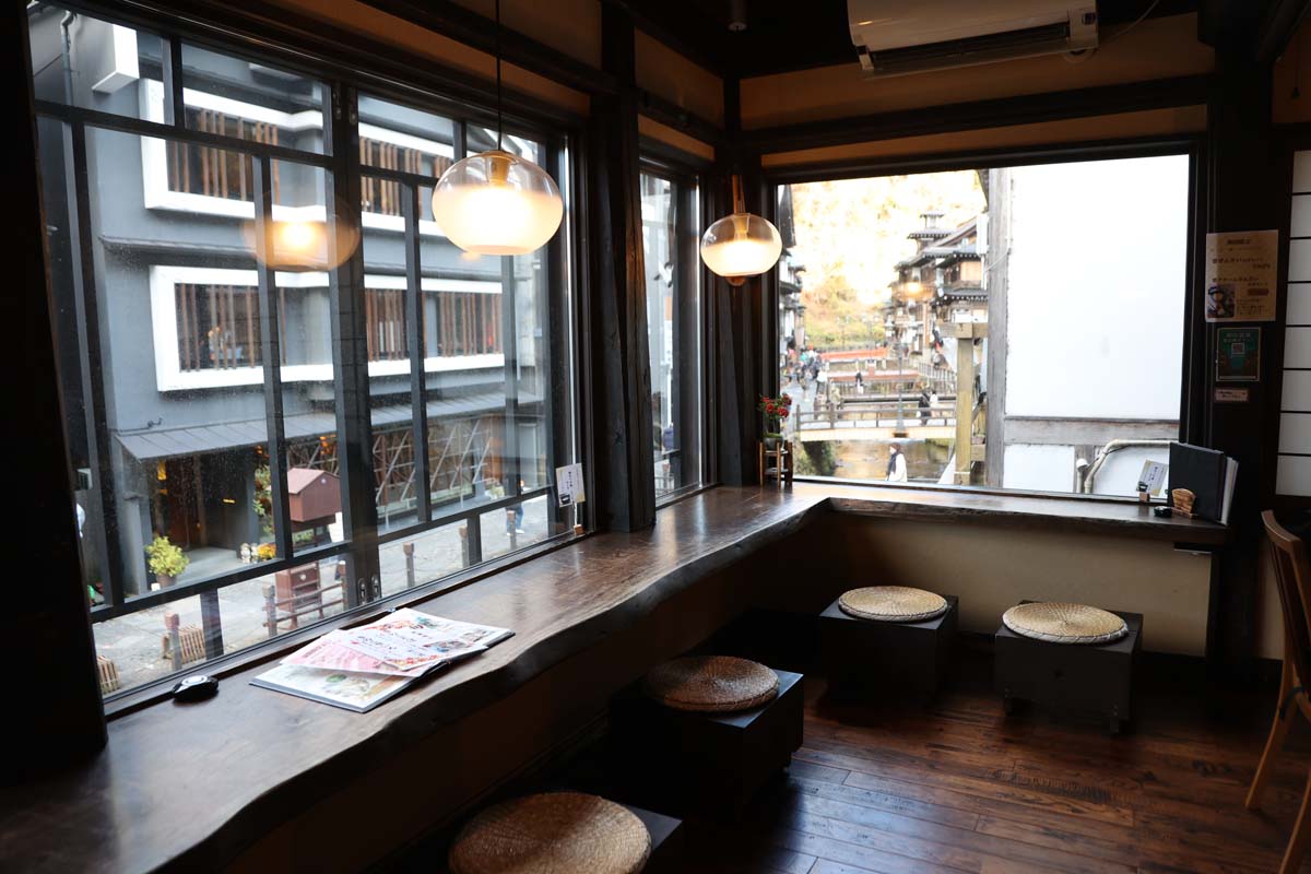 落ち着いた雰囲気の店内は眺めが抜群