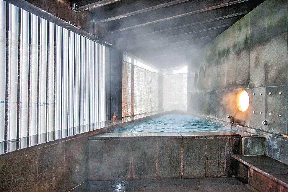 内湯は4〜5人ほどが入れる大きさ。ボディソープとリンスインシャンプーは備え付けあり