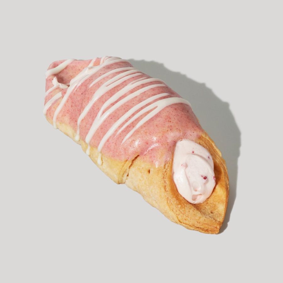 「ストロベリークリームパイ」320円 ※限定店舗での販売となります。公式サイトをご確認ください。