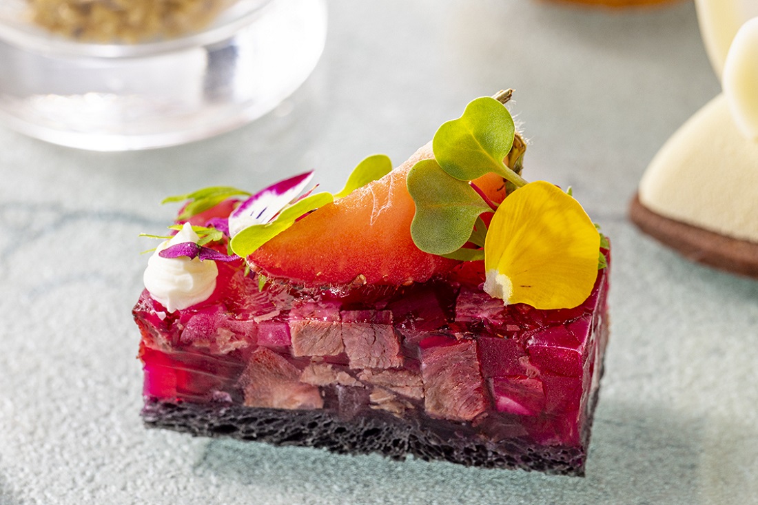 いちごと牛ほほ肉のボルシチ風　ケーキ仕立て