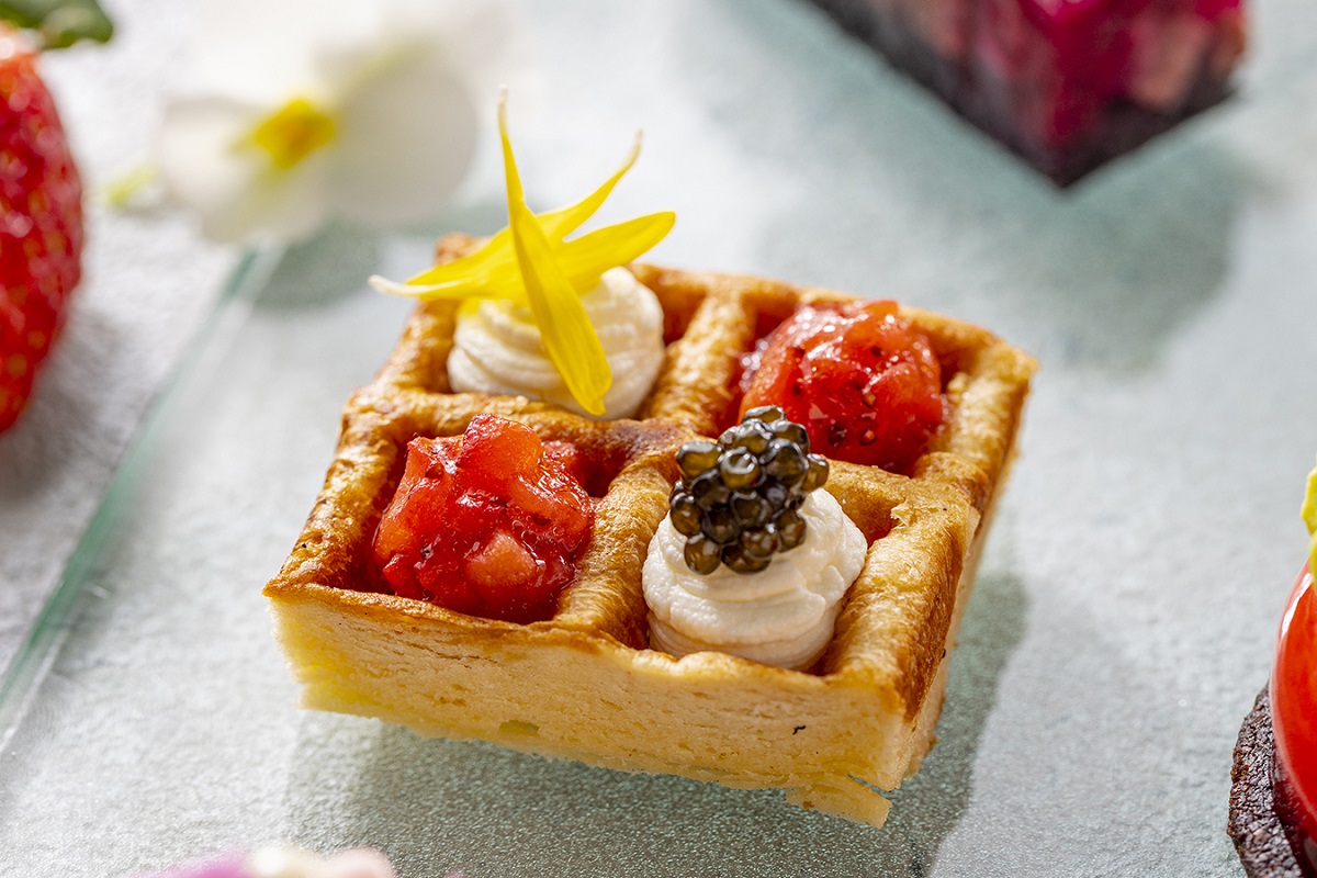 いちごサルサ、キャビア、サワークリームのワッフル