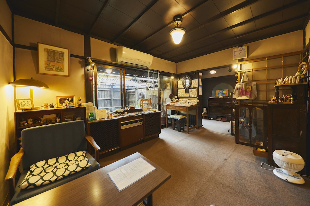 雑貨屋さんを兼ねた1階席