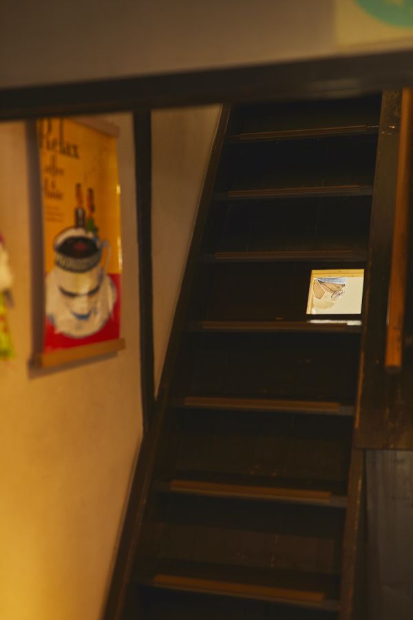 2階に上がる階段の小窓からお二人が働く様子がのぞき見られる