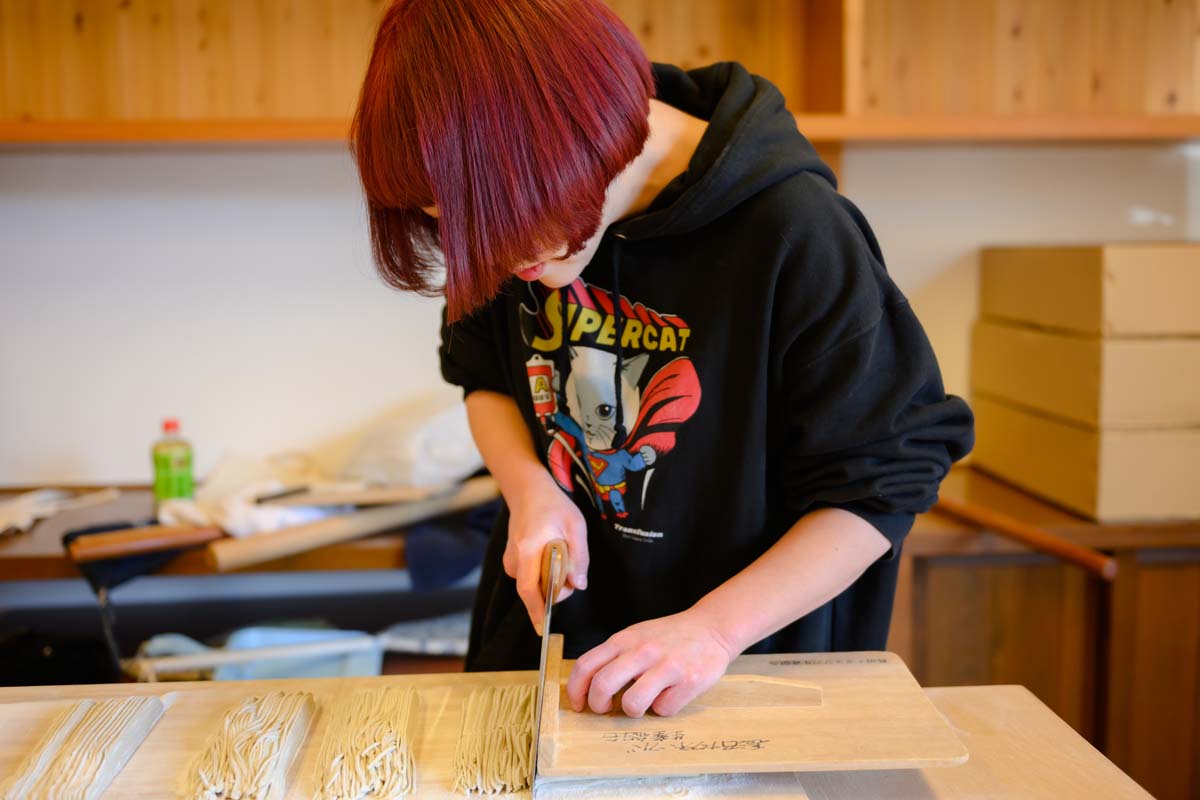 そばを自分でカット