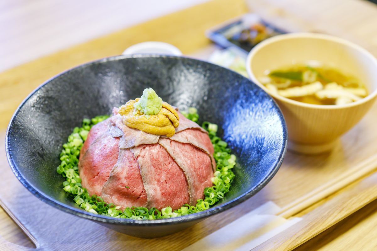 「甲州牛ローストビーフ丼2」980円