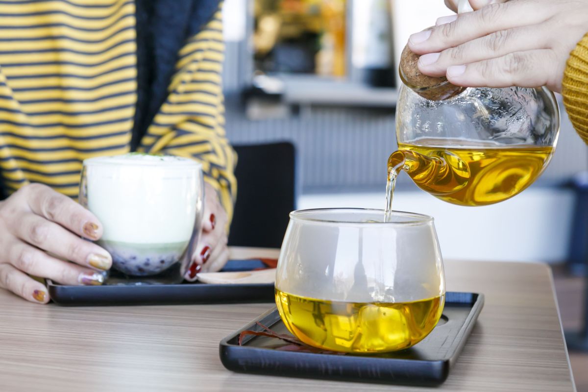 （写真奥から）小豆と南部茶のラテ600円、ハーブティー600円