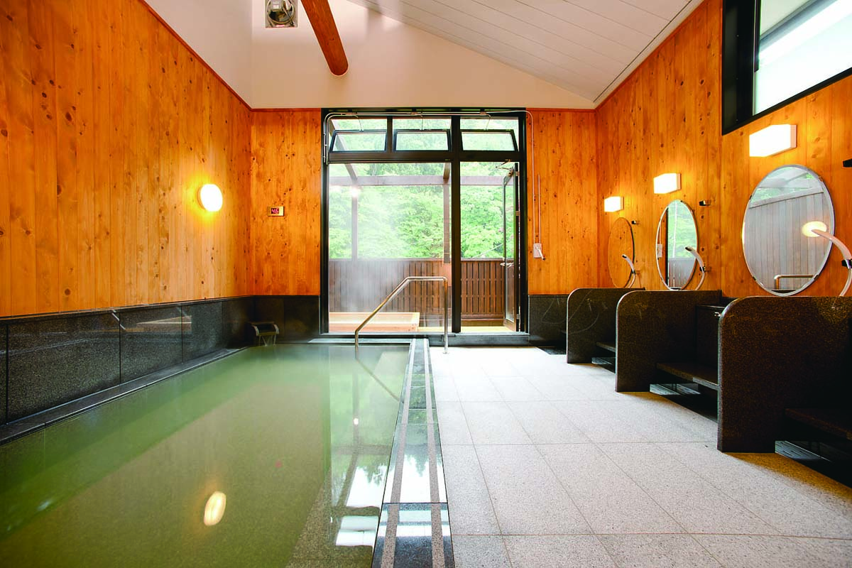 大浴場は木の香りがする広々とした空間