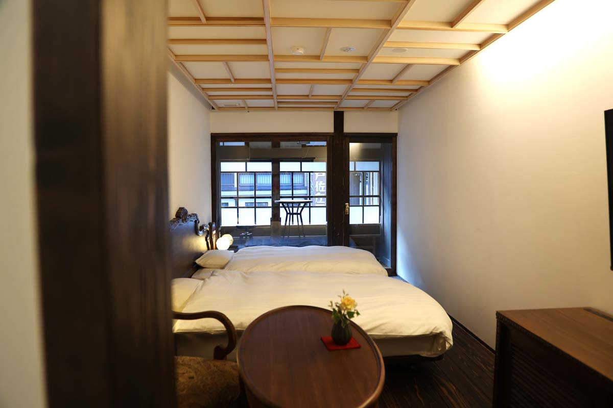 川側の大正モダン客室（トイレ付）はフローリングにセミダブルベッドが2台