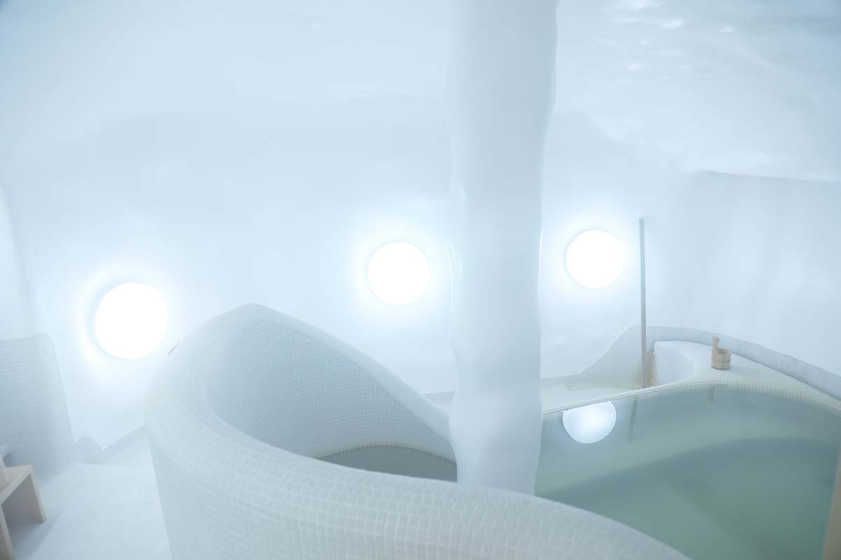 石灰質で真っ白な当時の源泉をイメージした白いタイル張りの「大正風呂」