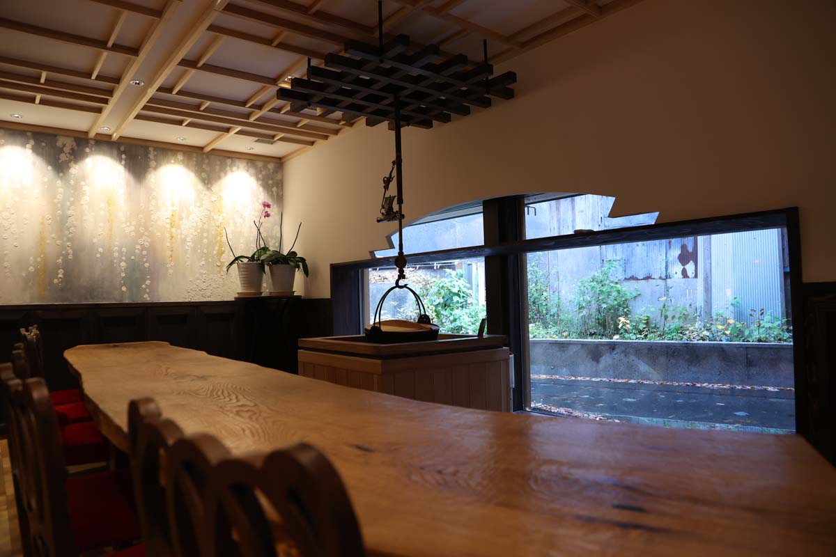 1階のロビーラウンジ。クリの一枚板を使用したテーブルが見事