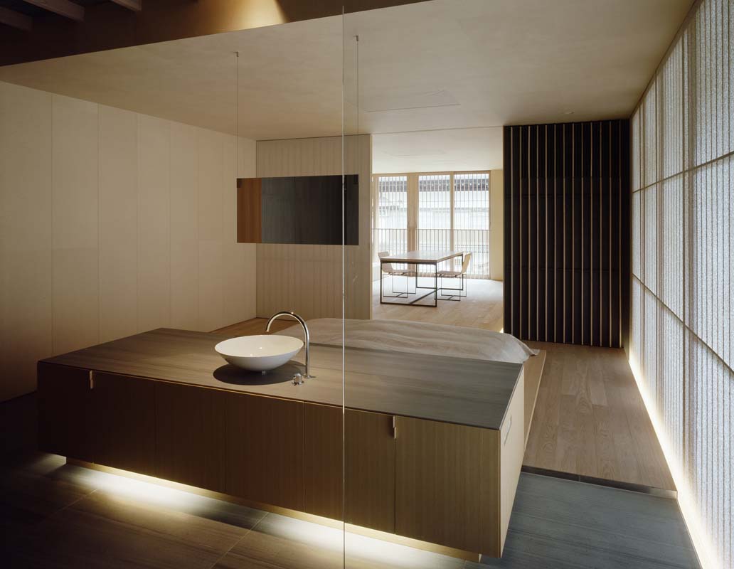 ダイニングスペースが設けられたAタイプの客室。トイレ・プライベートバス付き