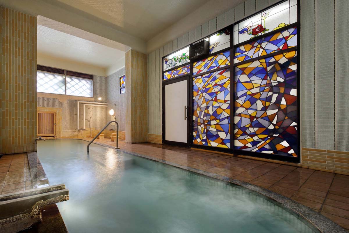 ステンドグラスがかわいい広々とした大浴場
