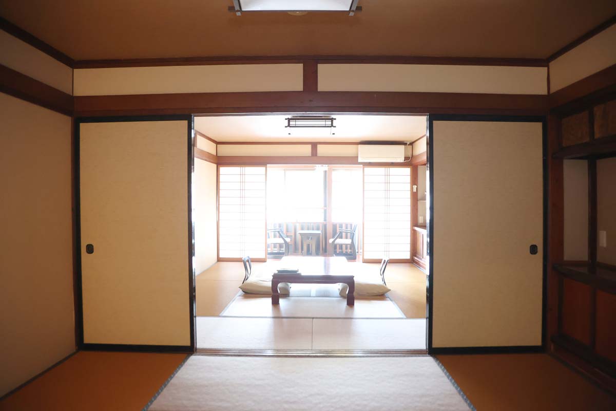 2間続きの和室。夜は温泉街のガス灯のやわらかい光に照らされる