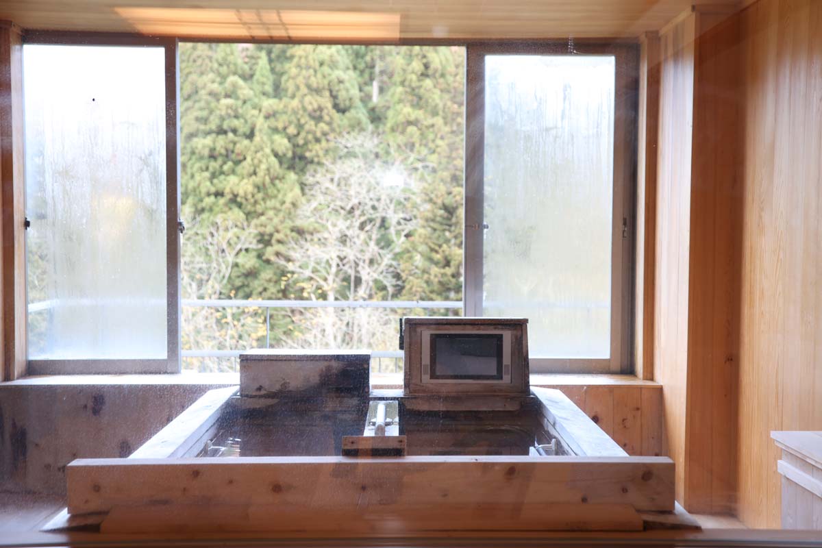 和室10畳（部屋は12.5帖）＋2人用の半露天寝湯付き 定員2～4名