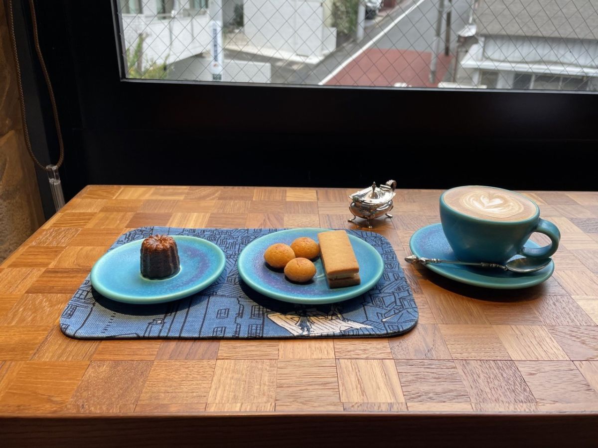 左から「カヌレ（トンカ豆とコーヒー）」275円、「鳴門金時のクリームサンド月へ鳴門へと鳴門第二ボタン」370円、「カプチーノ」880円