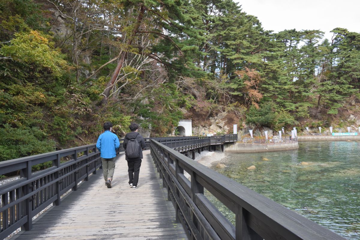 乗船場へ遊歩道。海沿いを歩くだけで気持ちいい