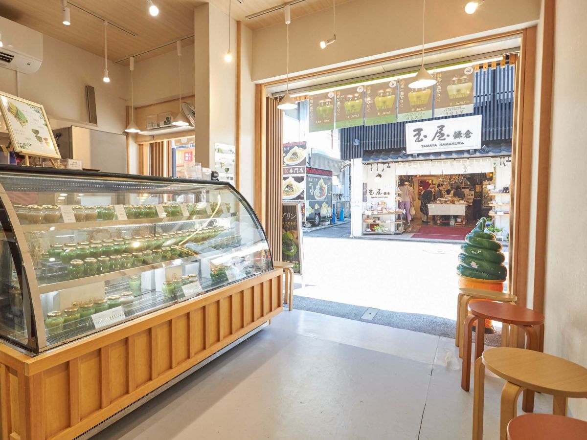 プリンやソフトクリームはテイクアウトはもちろん、店内のイスに座ってゆっくり食べるのもOK