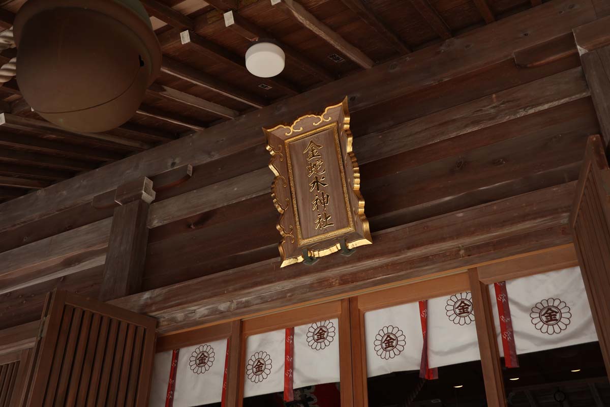 まずは本殿からお参り