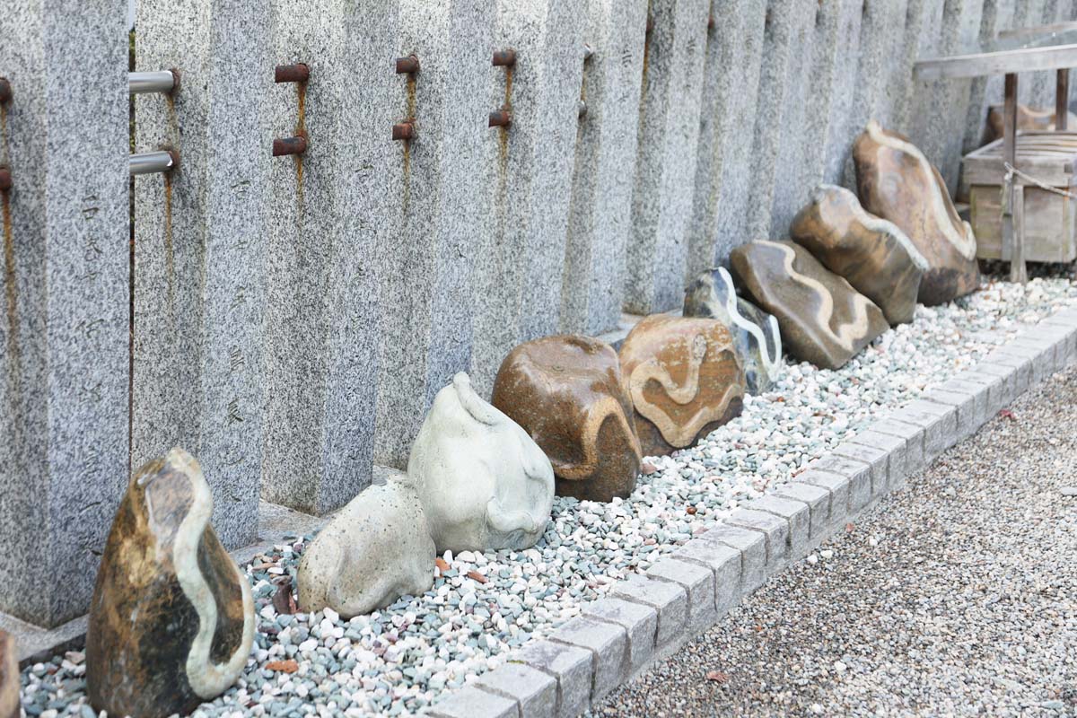 蛇の紋様がついた「蛇紋石」