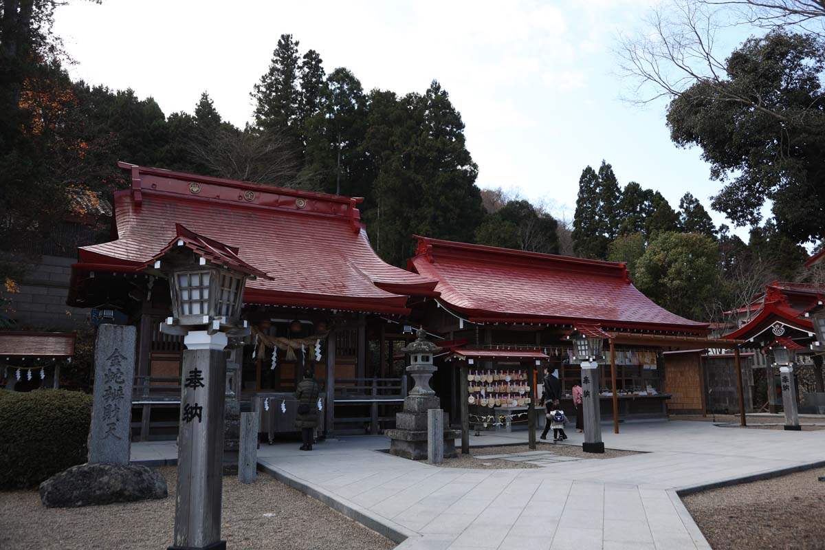 お守りなどをいただける「授与所」（右）の横に「金蛇弁財天社」（左）が立つ