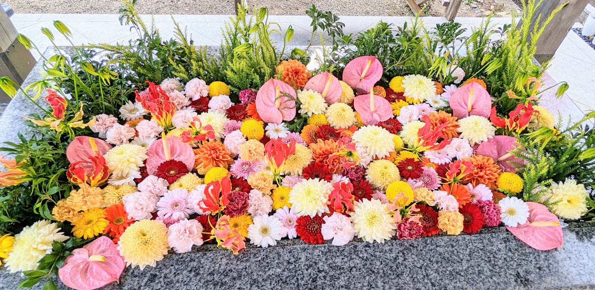 色とりどりの花で埋めつくされる「花手水」